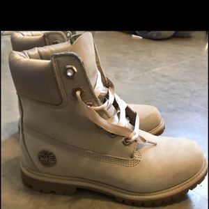 Looking for timberland woman’s boots in a sz 7-8